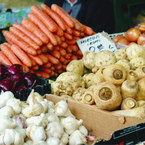 Un grup de parlamentari vrea TVA de 9% la fructe, legume şi lapte