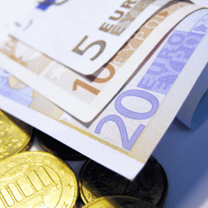 Euro scade în aşteptarea deciziilor BCE
