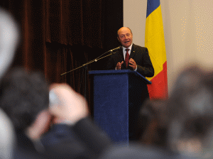 Traian Băsescu: "Reducerea CAS fără indicarea sursei de acoperire a deficitului este o măsură bolşevică"