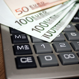 Tensiunile din Ucraina duc euro sub pragul de 1,35 dolari