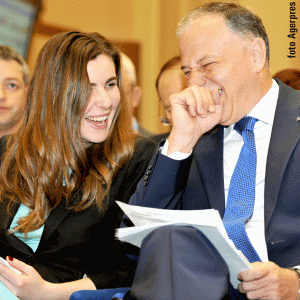 Mircea Geoană told Ioana Petrescu a joke that they both understand.