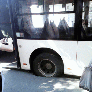 Consilierii au alte preocupări: un autobuz s-a scufundat, în urmă cu două zile, în asfalt.