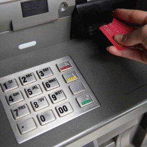 Informaţiile despre costurile tranzacţiilor cu cardul vor apărea pe monitoarele bancomatelor