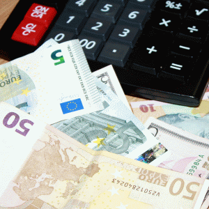 Admiral Markets: "BCE ar putea anunţa măsuri de stimulare monetară, de sute de miliarde"