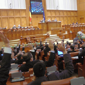 Proiectul privind modificarea clauzelor abuzive, amânat din nou, de deputaţi