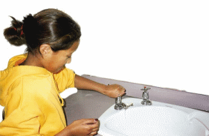 Bucureştenii din patru sectoare, fără apă caldă din cauza unei datorii Elcen către Distrigaz