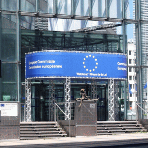 Mascarada Comisiei Europene şi măscăricii ei de mâna a doua
