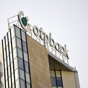 OTP Bank recomandă clienţilor să-şi păstreze creditele în franci elveţieni