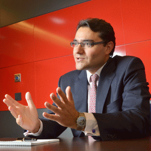 George Georgakopoulos, actualmente preşedinte executiv al Bancpost, în curs de autorizare la BNR, a fost vicepreşedintele diviziei de retail a băncii, înlocuindu-l recent pe Antonios Hassiotis la conducerea băncii deţinute de grupul elen Eurobank.De şase ani în Bancpost, George Georgakopoulos a fost responsabil de dezvoltarea segmentului de retail al instituţiei de credit. Înainte să se alăture grupului Eurobank, domnia sa a lucrat 13 ani în Marea Britanie şi Franţa pentru Barclays Group. Oficialul Bancpost a urmat cursurile Facultăţii de Drept a Universităţii din Atena (1987-1992) şi deţine un MBA la Universitatea din Glasgow (1994-1995). Bancpost avea, la finele lunii mai, o cotă de 3,3% din piaţa românească, după active.Funcţia de preşedinte al Consiliului de Administraţie (CA) din Bancpost este ocupată de Mihai Bogza, fost viceguvernator al BNR (1998-2004).