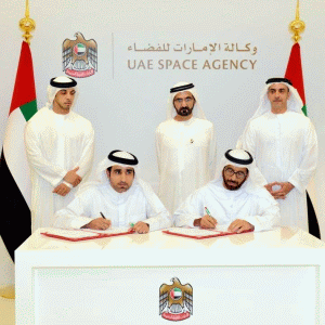 Primul ministru al Emiratelor Arabe Unite, Shaikh Mohammad Bin Rashid Al Maktoum, la protocolul de semnare a Memorandului de Cooperare între Agenţia Spaţială a EAU şi Instituţiile emirateze de Ştiinţă şi Tehnologii Avansate.