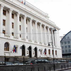 Ponta zice, Isărescu face