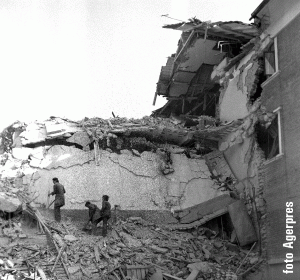 Despre cutremurul care a zguduit ţara noastră în 1977 circulă informaţii potrivit cărora ar fi fost rezultatul primelor operaţiuni de explorare şi exploatare a gazelor de şist. Conform acestui scenariu vehiculat recent, operaţiunea Zebra s-ar fi derulat în anii '70 şi ar fi presupus dezvoltarea, de către specialiştii americani şi cei români, a primelor echipamente de foraj pentru extracţia gazelor de şist. Aceste echipamente ar fi fost produse la fosta Uzină 1 Mai din Ploieşti, dar explorările şi exploatările ulterioare, derulate în mare secret, ar fi declanşat cutremurul din '77. Se spune că Ceauşescu ar fi fost avertizat că exploatarea gazelor de şist implică şi producerea unor cutremure puternice, iar proiectul Zebra ar fi fost, astfel, abandonat după 1977.