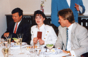 "Am din nou paşaport românesc!", exclama Nadia în 1996, după ce ministrul de atunci, Al. Mironov (stânga),îi adusese actul. În dreapta imaginii, soţul Bart.