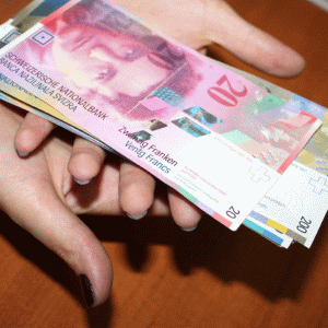 Francul se apropie de plafonul minim impus cursului de schimb