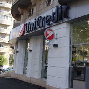 UniCredit ar putea obţine 650 milioane de euro din vânzarea diviziei sale de credite neperformante