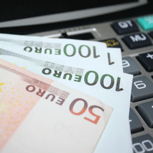 Euro scade puternic faţă de dolar