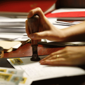 Poşta Română creşte salariile angajaţilor şi înregistrează profit operaţional