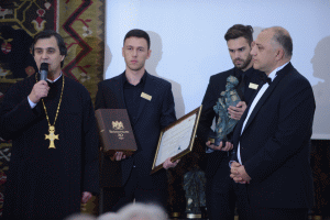 Nawah Salameh, Presedintele Fundatiei Alexandrion Grup, înmânându-i premiul special "Constantin Brâncoveanu" Patriarhului Daniel, reprezentat la eveniment de preotul Mihai Hau