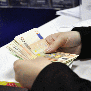 Rezervele în euro ale băncilor centrale, la cel mai redus nivel din ultimul deceniu