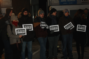 Foto: "Je suis Charlie ROMÂNIA", în faţa Ambasadei Franţei