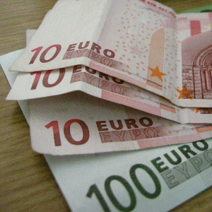 Deficitul contului curent al balanţei de plăţi s-a redus cu 62,3%, la 302 milioane euro