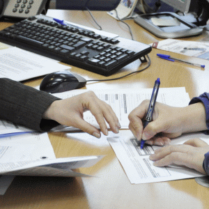 "Orice discuţie cu banca se face cu executarea silită pe masă"