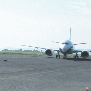 Aeroportul Braşov rămâne doar pistă, cel puţin până la vară 