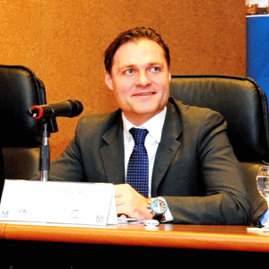 Greg Konieczny: "Având în vedere faptul că majorarea capitalului social a avut loc la valoarea nominală de 10 lei pe acţiune, oferta nu a putut fi atractivă pentru niciun investitor".