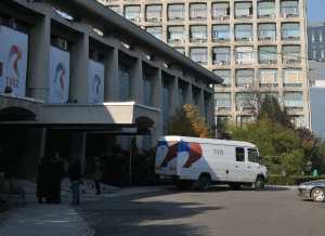 În contradicţie cu reducerea cheltuielilor, conducerea a aprobat şi majorări ale salariului