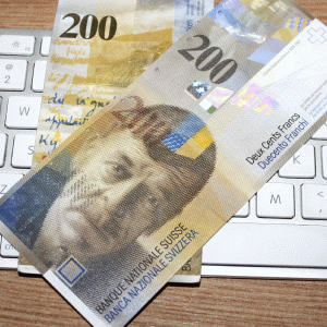 "Clauza care prevede plata în franci a creditelor în CHF încalcă Statutul BNR"