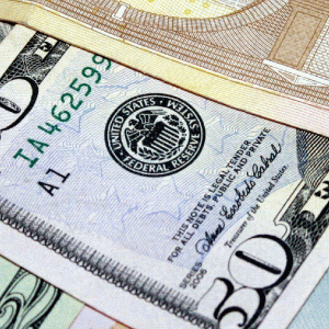 Euro, estimat să ajungă la paritate cu dolarul luna viitoare
