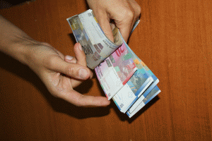 "Proiectul pentru sprijinirea împrumutaţilor în valută ţine cont doar de interesele băncilor"