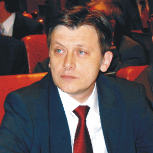 Crin Antonescu a anunţat că renunţă la preşedinţia Comisiei parlamentare pentru revizuirea Constituţiei.