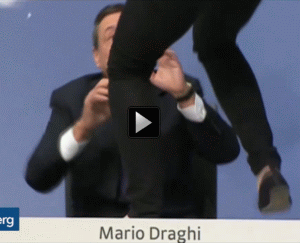 Mario Draghi, surprins de o protestatară care a urcat pe biroul lui