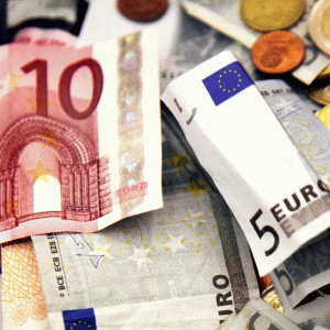 Scade deficitul guvernamental în Uniunea Europeană