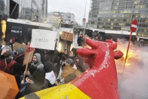 Mai multe manifestaţii au avut loc la nivel internaţional, în special în ţări europene, unde mii de persoane au ieşit în stradă să protesteze faţă de acordul de liber schimb negociat între UE şi SUA, ce vizează desfiinţarea barierelor vamale şi a reglementărilor. Potrivit Reuters, oamenii se tem că TTIP va afecta calitatea alimentelor, a condiţiilor de muncă şi a mediului.