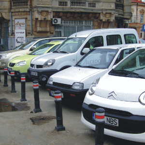"Maşinile parcate neregulamentar nu pot fi ridicate în baza unei decizii a consiliului local"