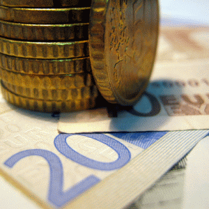 BCE menţine dobânda la minim record