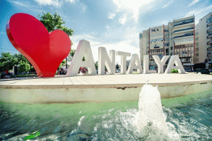 Românii dau 800 de euro de persoană pentru concedii de vară în insule greceşti sau Antalya