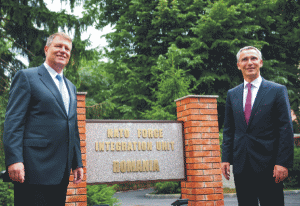 Preşedintele României, Klaus Iohannis, împreună cu secretarul general al NATO, Jens Stoltenberg.