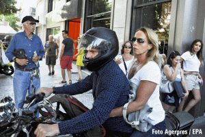 Varoufakis, with a pretty debt at his back, leaves the Greek Ministry of Finance, astride. Scenarios follow ... 