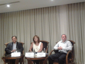 De la dreapta, la stânga: Zemy Apfelbaum, managing director pe partea de dezvoltare Wizrom; Zohara Davidai, Preşedinte Wizrom; Adrian Bodomoiu, managing director pe partea operaţională Wizrom