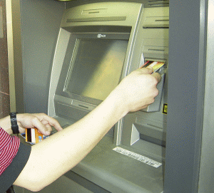 Rusia va dezvolta propriul sistem de carduri bancare, pentru a reduce dependenţa de Occident