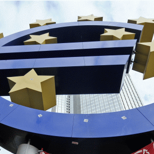 Ştergerea datoriei directe a Greciei către BCE, de aproape 7 miliarde de euro, ar însemna consumarea a peste jumătate din baza de capital a instituţiei şi insolvenţa acesteia.