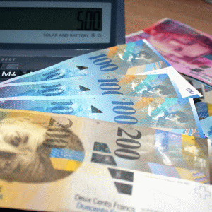 Finanţele analizează oportunitatea unei legi în sprijinul creditaţilor în CHF