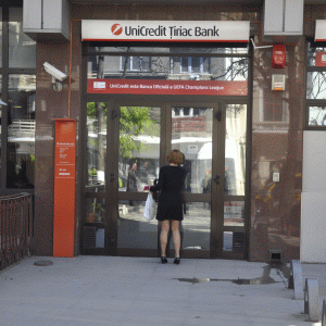 UniCredit Ţiriac Bank devine UniCredit Bank, minoritarii încă aşteaptă oferta de exit