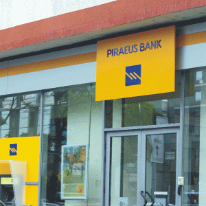 Tot mai multe cartonaşe roşii pentru Piraeus Bank