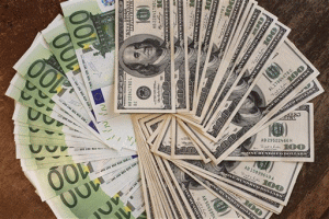 Paritatea euro/dolar revine în atenţia analiştilor