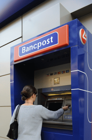 "Bancpost a început să returneze bani clienţilor"