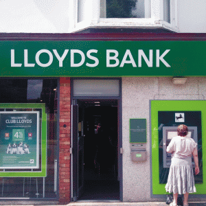 "Lloyds Banking" vinde acţiuni de două miliarde lire către public